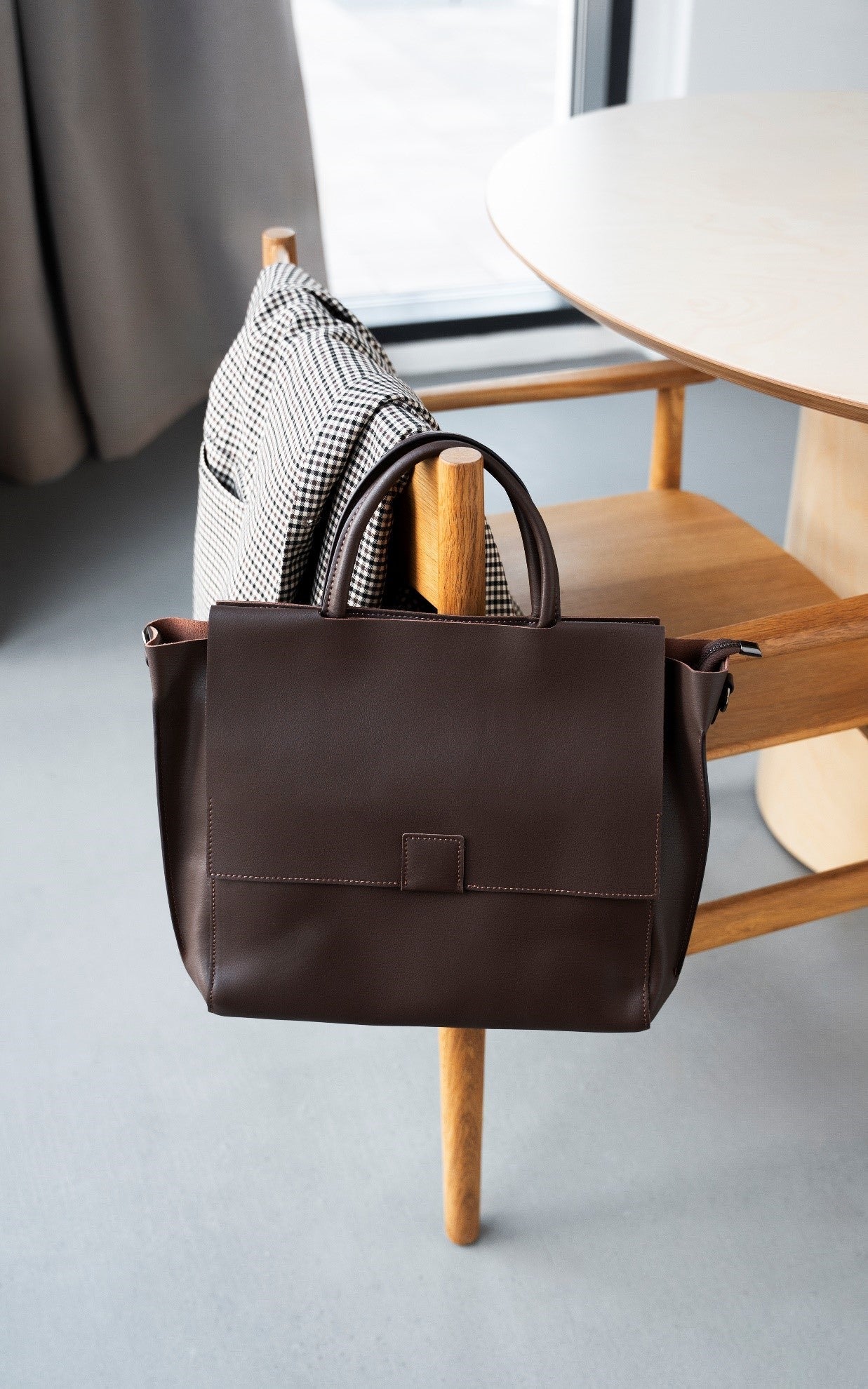 minimal leather tote bag