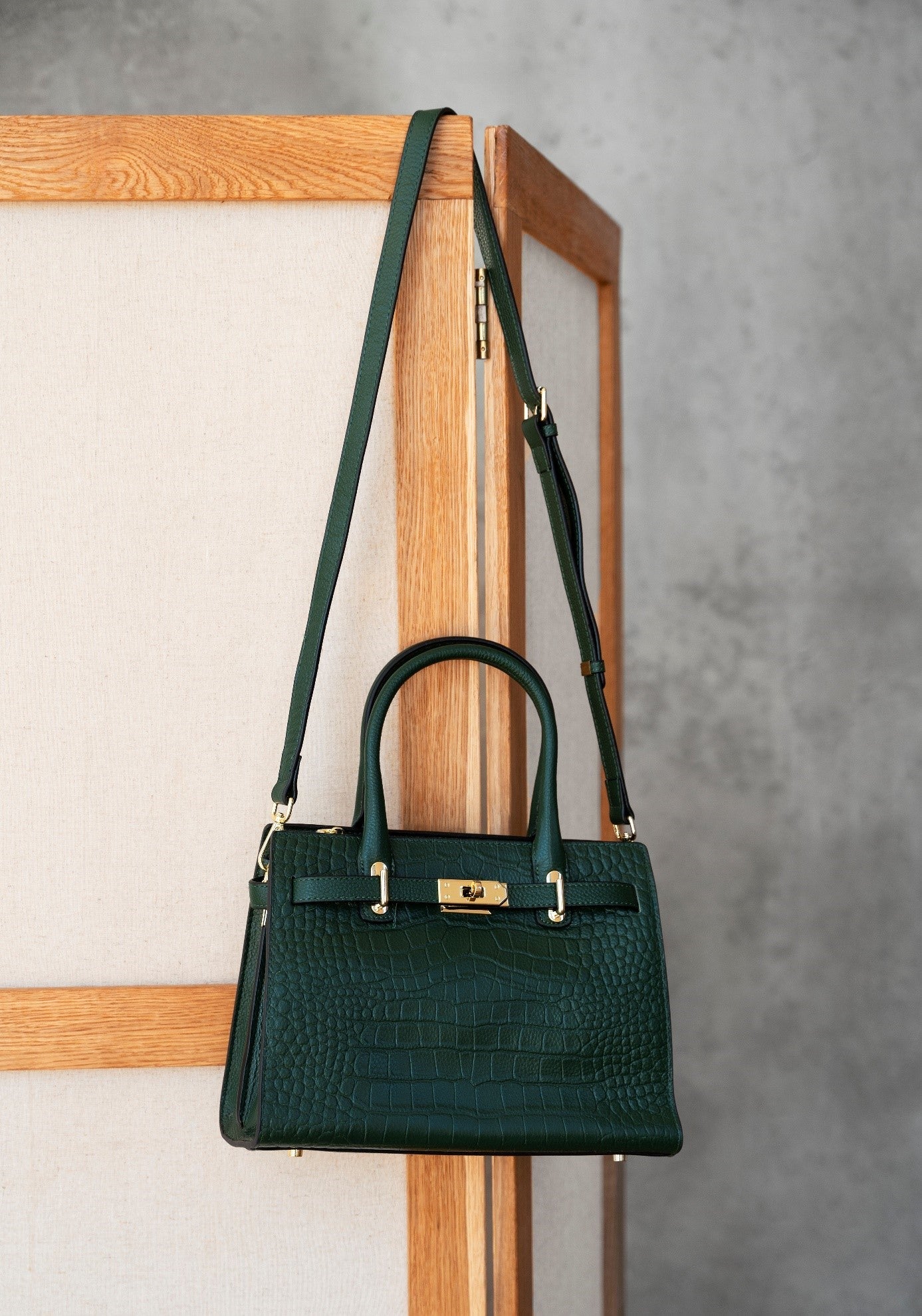 shoulder bags at EASRTA